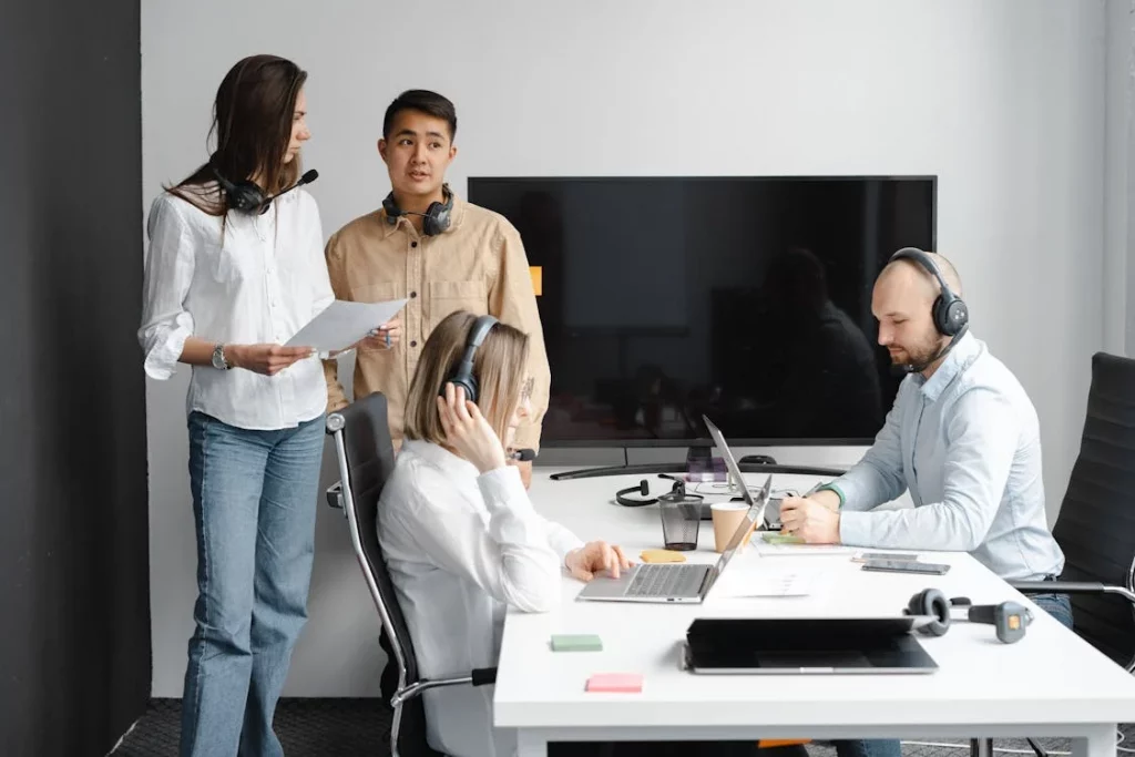 Mitarbeiter besprechen Themen im Meetingraum